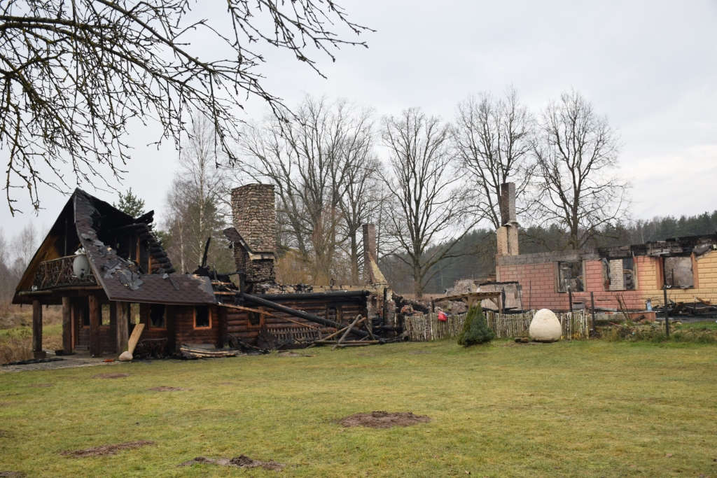 Pēkšņi un spēcīgi. Uguns, izcēlusies pirts ēkā, īsā laikā aprija arī pārējās ēkas.
Autors: Imants Kaziļuns