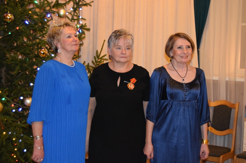 MĀSAS. “Viņas izies caur uguni un ūdeni, lai mani sargātu,” tā par vecākajām māsām Sarmīti (no kreisās) un Sniedzi saka Saulcerīte Blūzmane (vidū).
Autors: no ģimenes albuma