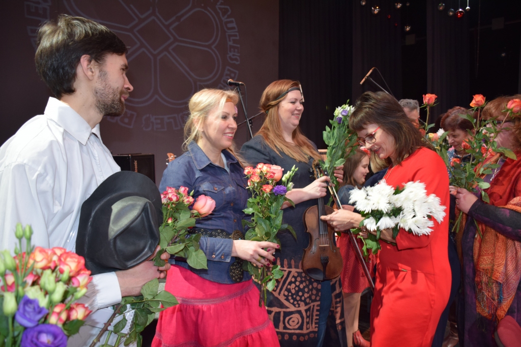 SVEICĒJU APŅEMTI. Aizkrauklieši saņem sveicienus no Seces pagasta.
Autors: Guna Mikasenoka