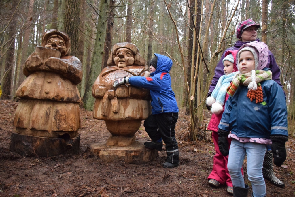“Sūnu takas” lielākie tēli. Skrīveru bērnudārza audzēkņi un Daina Vancāne-Viļuma pie Buķa un Buķienes.
Autors: Imants Kaziļuns
