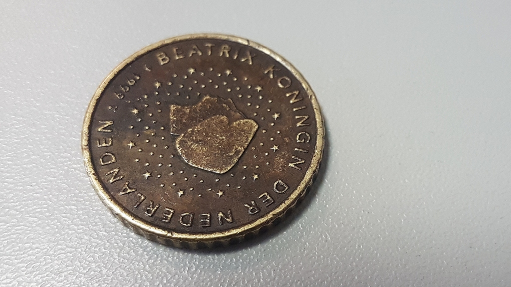 Netīra nauda nav nauda? Lūk, šādu monētu veikala darbinieces atteicās pieņemt kā norēķina līdzekli. Lai gan monēta ir īsta, šo laikazoba melnējumu var uzskatīt par bojājumu un monētu nepieņemt.
Autors: Imants Kaziļuns