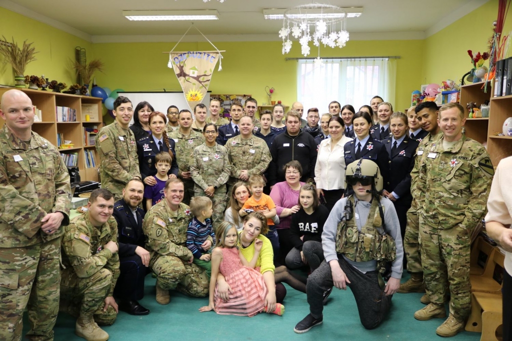 “DZEGUZĪTES” IEMĪTNIEKI AR CIEMIŅIEM. Labdarības projekts paredz, ka karavīri ar “Dzeguzītes” bērniem pavada kopā laiku, koncentrējoties uz sportiskām, militārām un patriotismu audzinošām aktivitātēm, kas  turpmāk iecerētas regulāri —  reizi divos mēnešos.
Autors: no Nacionālo bruņoto spēku Gaisa spēku arhīva