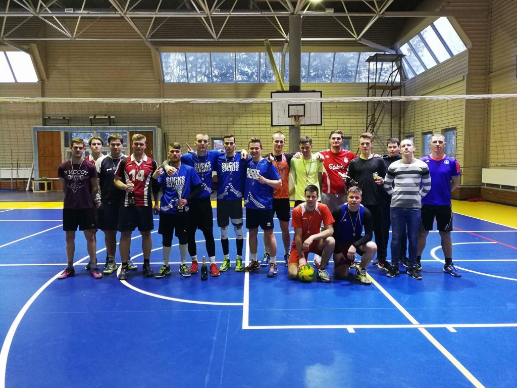 Ziemassvētku kausa izcīņas sacensībās Neretā vīru grupā pirmo vietu ieguva Vecumnieku volejbolisti, otrajā vietā — pilskalnieši, trešajā — subatieši.
Autors: no I. Silava albuma