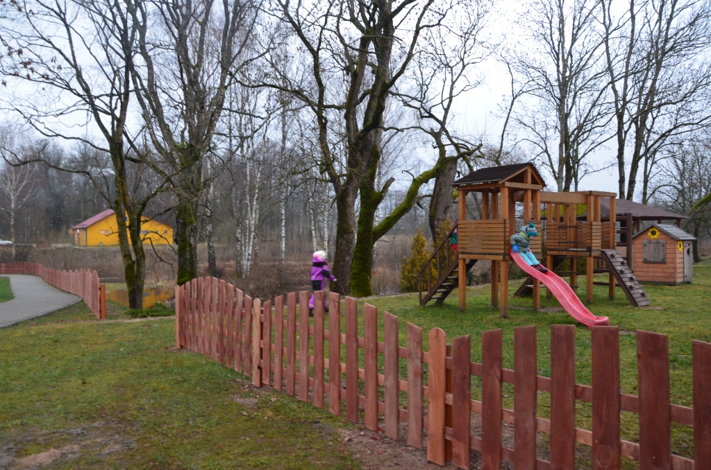Labiekārto atpūtas vietu.  Šogad drošībai novietota sēta, kas aizvijas līdz pat tiltam pār Zalvīti, tādējādi uzlabojot drošību arī uz izbūvētās takas gar gravu līdz upei.
Autors: Inga Patmalniece