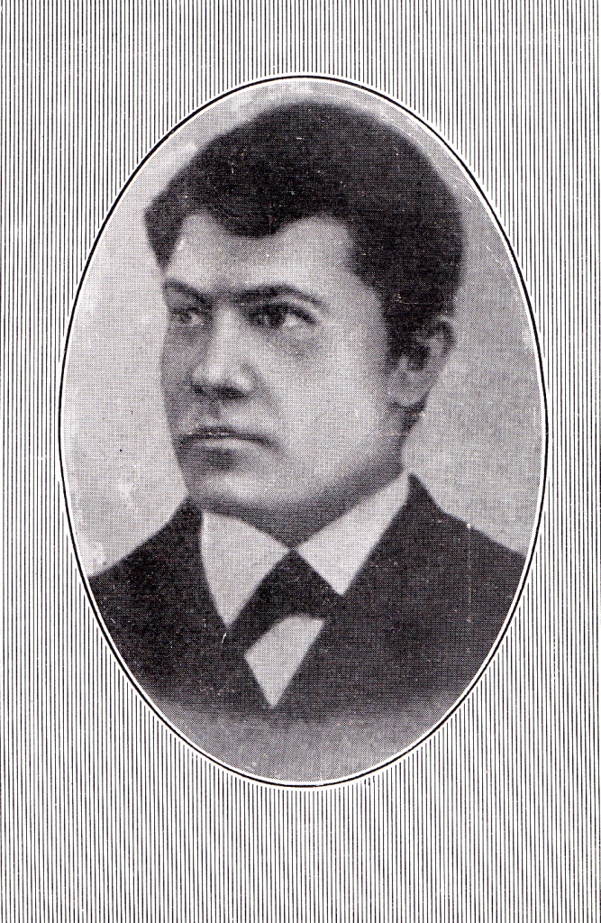 “R. Blaumanis 18  gadu vecumā, “cerību  pilns jauneklis”, paša izteiciens” — tā rakstīts fotogrāfijas otrajā pusē.