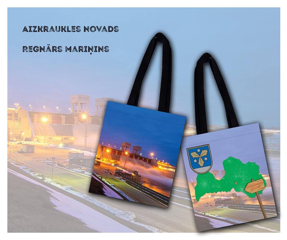 Veltījums Latvijas simtgadei. “Latvijas tekstila” akcijas “119 Latvijas skati” Aizkraukles novada uzvarētājbildes makets auduma maisiņam.
Autors: no “Latvijas tekstila”