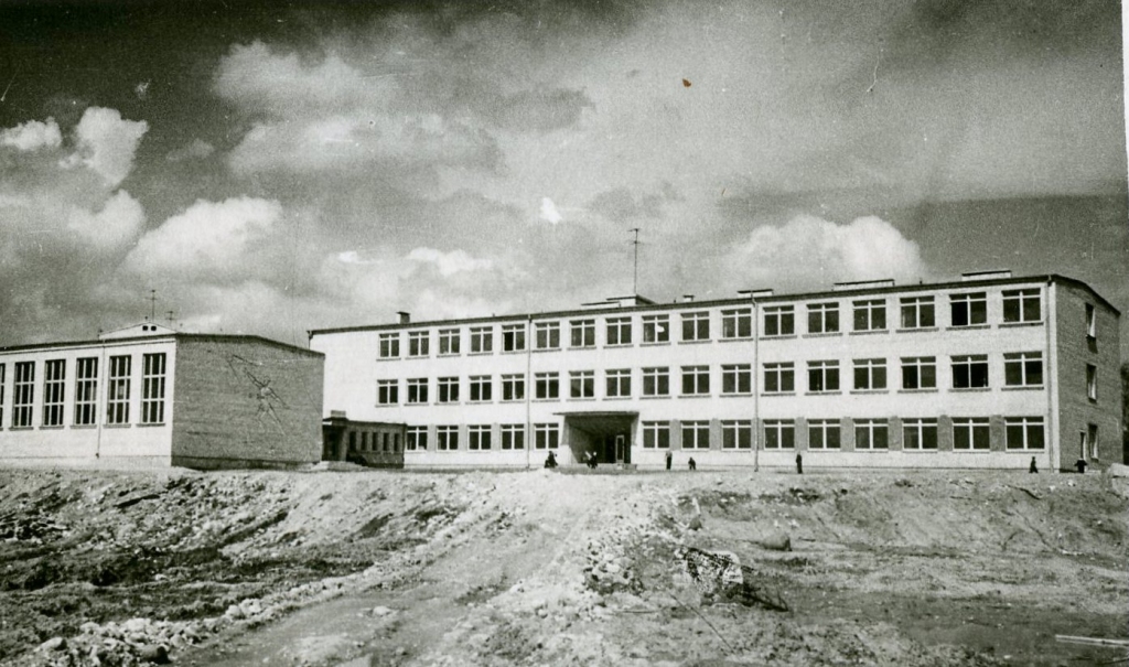 Nesen pabeigti būvdarbi. Ēka, kuru aizkrauklieši mūsdienās saista ar 1. vidusskolas vārdu, un tās sporta zāle.