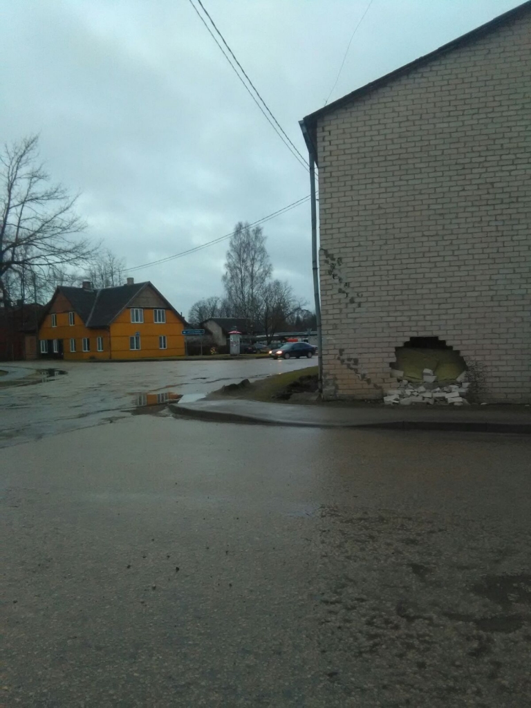 Daudzdzīvokļu nams Raiņa ielā, kurā Jaungada rītā ietriecās nenoskaidrots automašīnas vadītājs un pameta notikuma vietu.
Autors: Inga Patmalniece