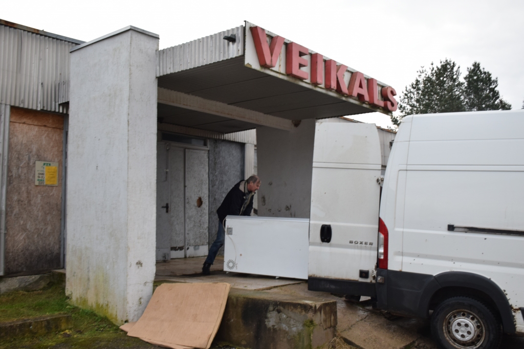 Izved mantas. “Aizkraukles sabiedrība” atbrīvo pārdoto īpašumu no veikala mēbelēm.
Autors: Imants Kaziļuns