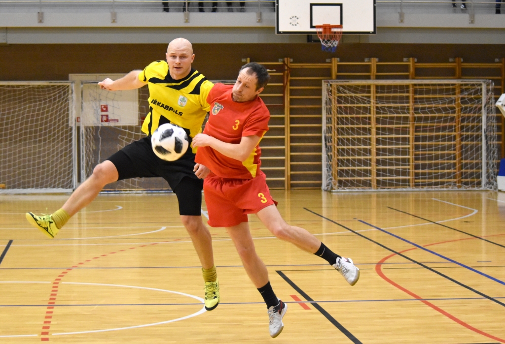 Roku rokā. Mirklis čempionāta otrās kārtas pirmajā spēlē, kurā tikās Skrīveru un komandas “Poila” futbolisti.
Autors: Ginta Grincēviča