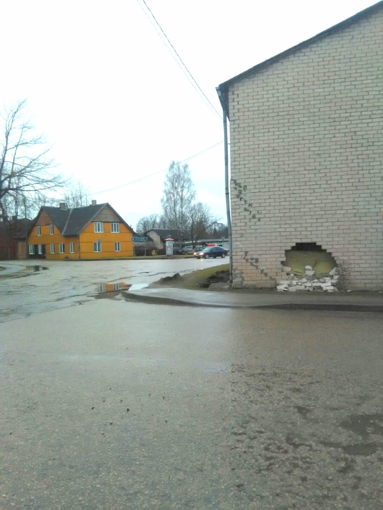 Daudzdzīvokļu nams Neretā, Raiņa ielā, kurā Jaungada rītā ietriecās nenoskaidrots automašīnas vadītājs un pameta notikuma vietu.
Autors: Inga Patmalniece