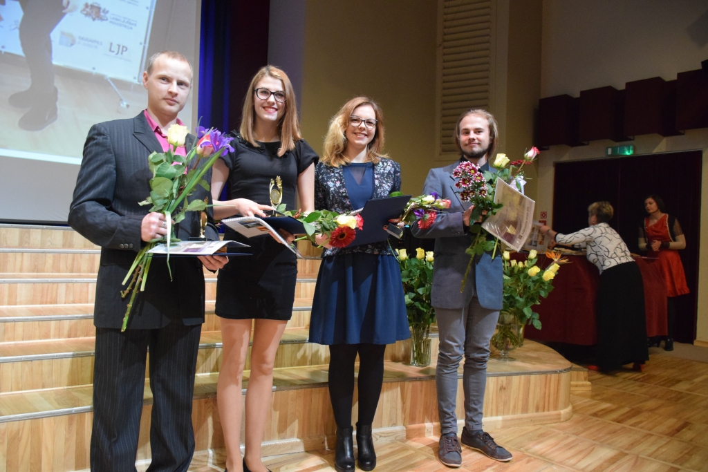 BRĪVPRĀTĪGIE. Lauris Rimša (no kreisās), Paula Jefremenko,  Laura Koļesņikova un Marks Bičkovičs saņēma īpašu Aizkraukles novada domes vadības pateicību par dažādos pasākumos nostrādātajām darba stundām.
Autors: Guna Mikasenoka