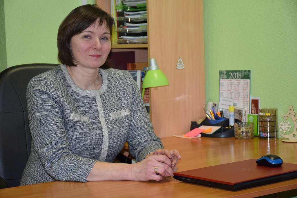 Valliete vairākās paaudzēs. Sintija Kreimane Valles vidusskolas bibliotēkā, kur jaunieši pulcējas, kaļ plānus un radoši izpaužas.
Autors: Imants Kaziļuns