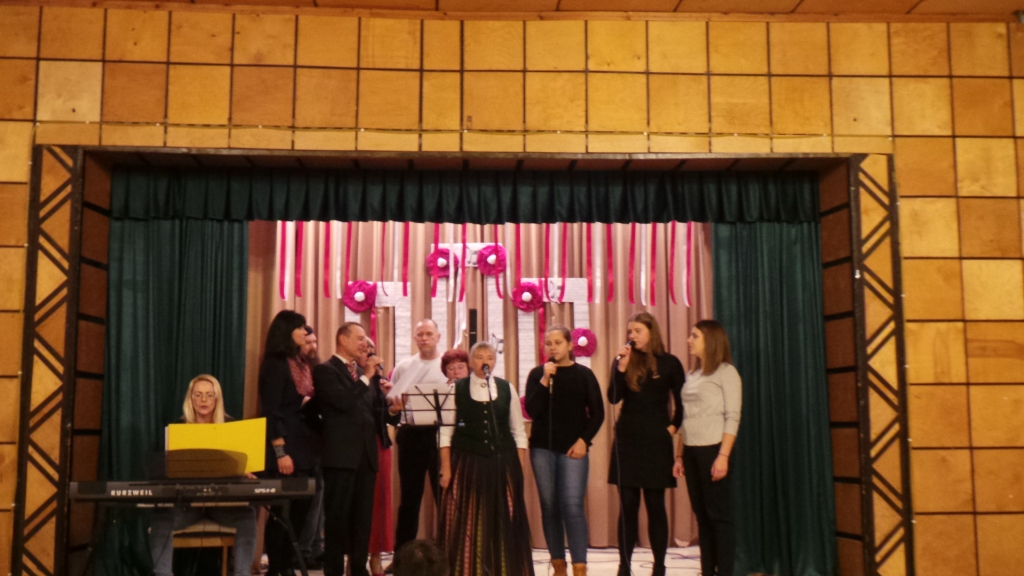 “ES DZIEDU LATVIJAI” — pasākums Sērenē, kurā atklājās pagasta iedzīvotāju dziedāšanas talants, un tajā arī radās ideja dibināt savu ansambli.
Autors: no Sērenes tautas nama arhīva