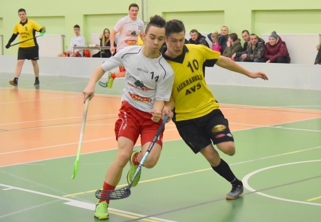 Kurš pirmais tiks pie bumbiņas? Lielvārdes un Aizkraukles Profesionālās vidusskolas spēlētāju divkauja.
Autors: Ginta Grincēviča