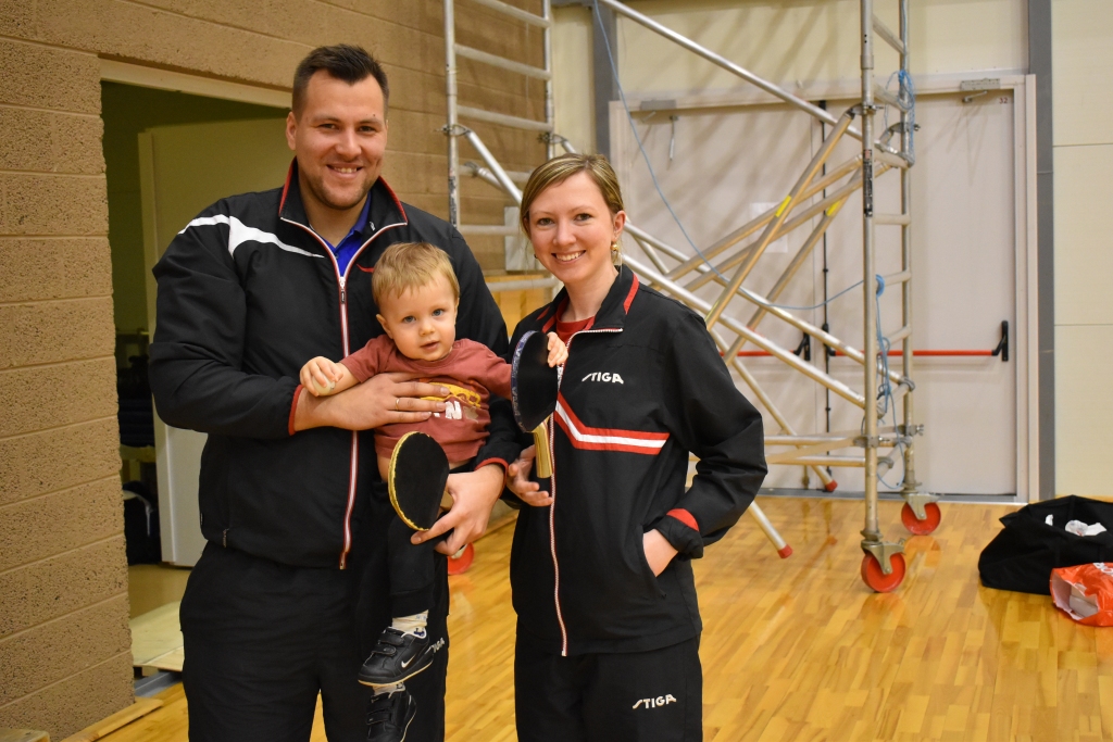 Labākā komanda pasaulē. Galda tenisa treneris Nauris Mazjānis ar sievu Ievu un jauno talantu.
Autors: Ginta Grincēviča