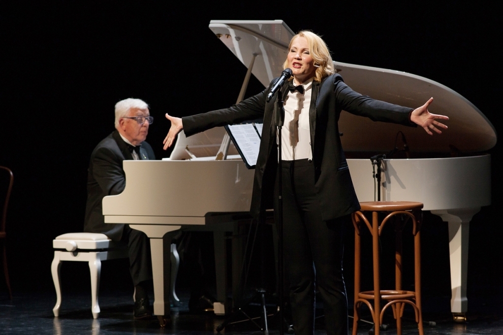 Skats no izrādes. Dzied Veronika Plotņikova. Pie klavierēm — Raimonds Pauls.
Autors: no www.trd.lv