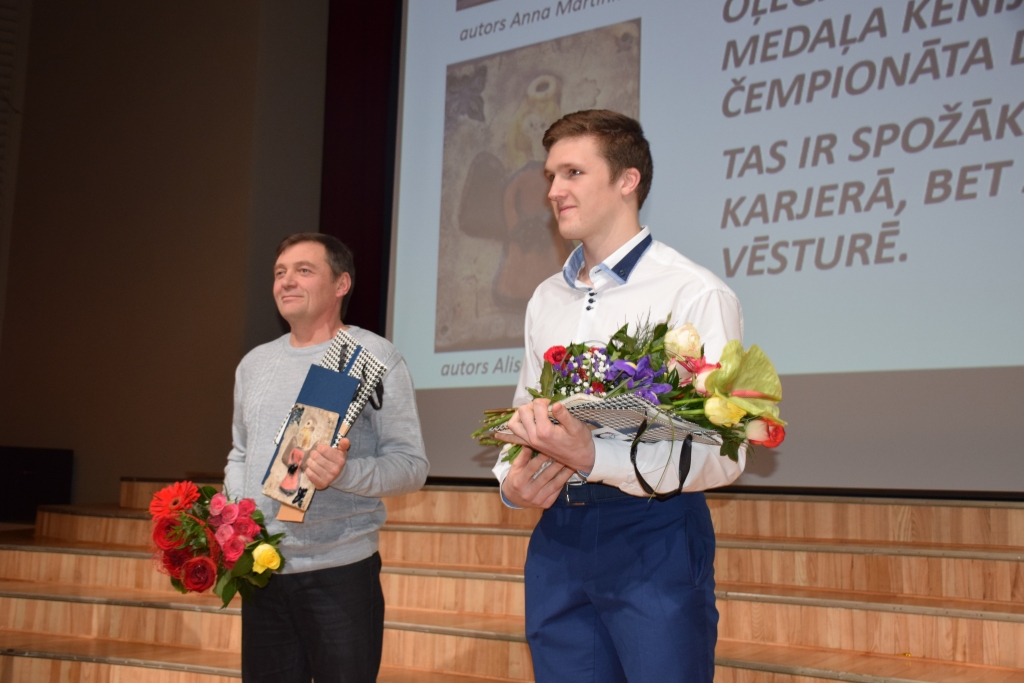 Oļegs Kozjakovs (no labās) un viņa treneris Valērijs Veļčinskis pasākumā 