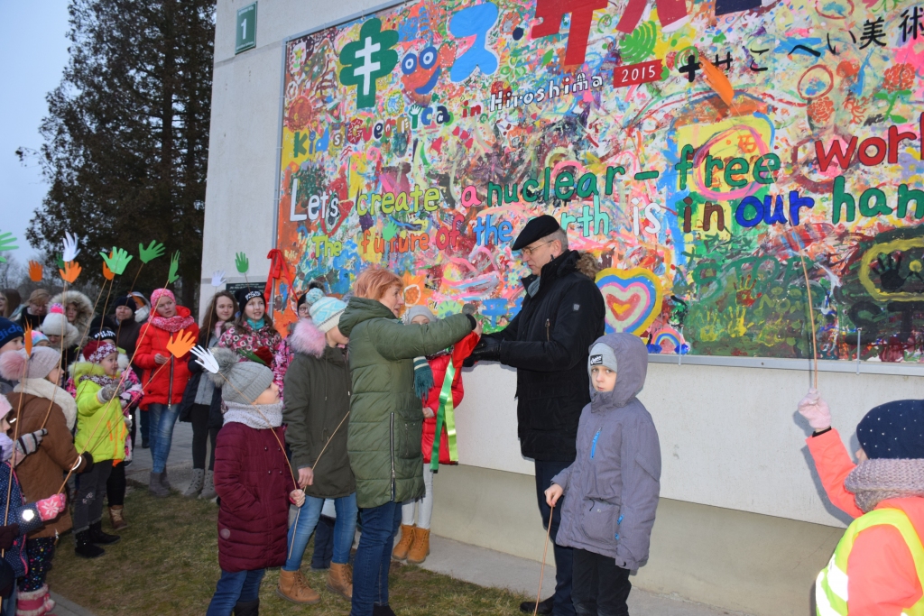 KOŠS, LIELS UN PAMANĀMS. Kanvas “Par mieru un solidaritāti visā pasaulē” atklāšanas laikā pie Aizkraukles Mākslas skolas. Attēlā — Aizkraukles Mākslas skolas audzēkņi kopā ar pašvaldības vadītāju Leonu Līdumu un skolas direktori Inesi Dembovsku.
Autors: Evita Apiņa