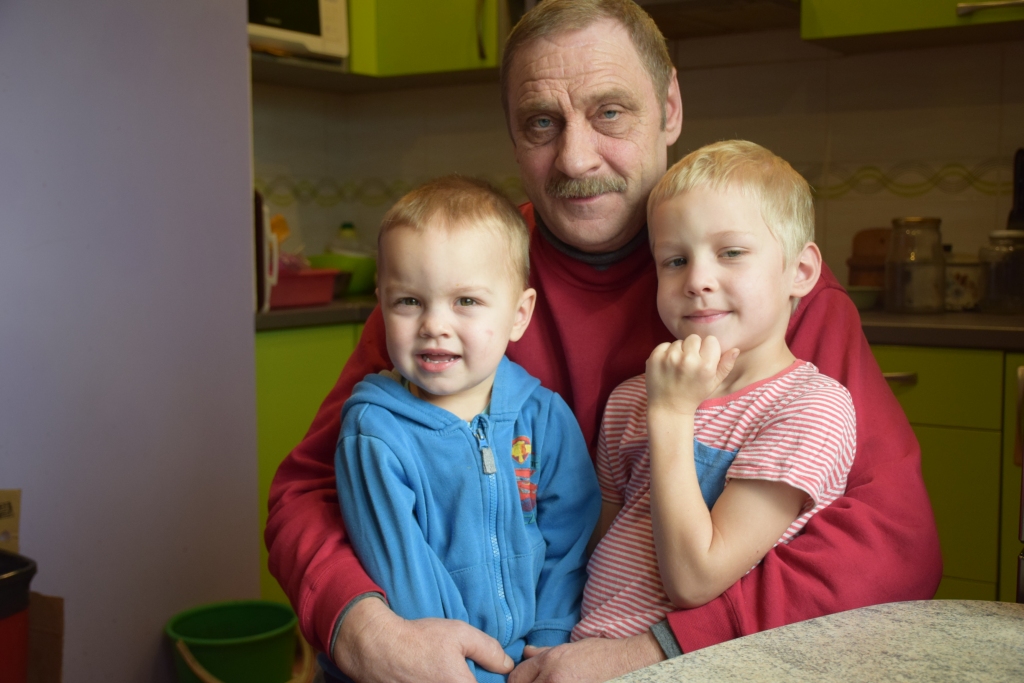 DARBA TURPINĀTĀJI. Ainārs Rutkis ar mazdēliem — Uldi un Emīlu.
Autors: Imants Kaziļuns