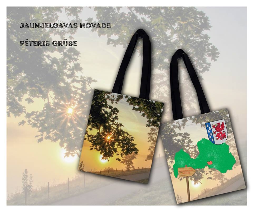 Fotogrāfa Pētera Grūbes iemūžinātais saullēkts Jaunjelgavā rotās novadam veltīto auduma maisiņu.
Autors: no “Latvijas tekstila”