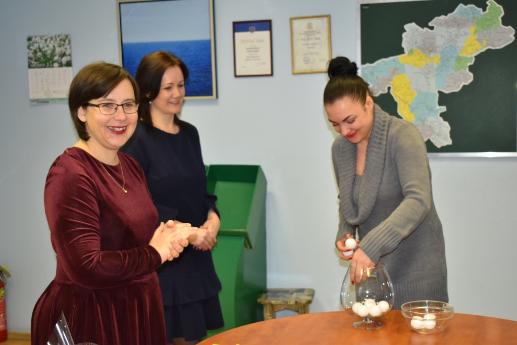 Ceļojums — Antonam Naglim! “Staburaga” lasītāja Liene Melece (no labās) izlozē galveno balvu. Par abonentiem priecājas laikraksta galvenā redaktore Agita Grīnvalde-Iruka (no kreisās) un pārdošanas nodaļas vadītāja Karīna Žiško.
Autors: Ginta Grincēviča