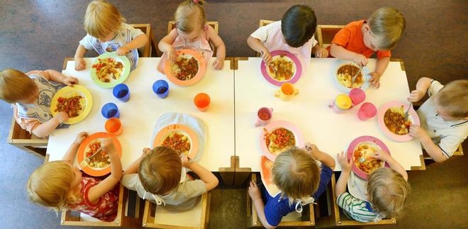 Ēdināšana pirmsskolas izglītības iestādē ir trīs reizes dienā, atkarībā no bērna vecuma tā izmaksā aptuveni 1,52 eiro dienā. Vecāki par ēdināšanu bērnudārzā Aizkraukles novada pašvaldībai ir parādā 10 tūkstošus eiro, bet kaimiņu novadiem tik samilzušu problēmu ar parādiem par ēdināšanu bērnudārzos nav.
Autors: mkd.mk