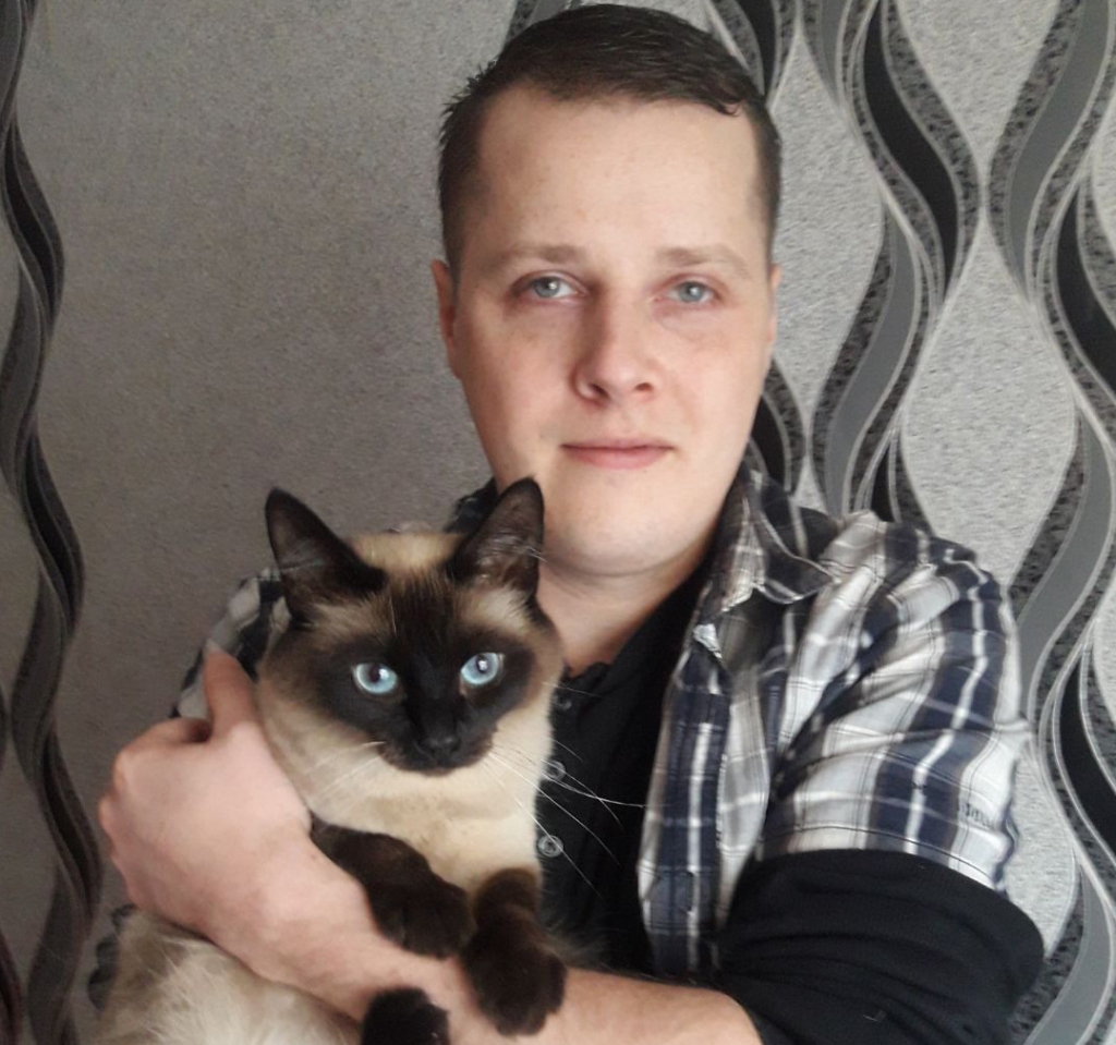 KAĶUMĪLIS. Ingars Neija ar savu mīluli — Siāmas šķirnes kaķi.
Autors: no Ingara Neijas albuma