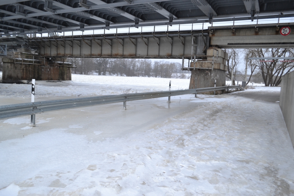 SVĀRSTĪGS ūdens līmenis ir Aiviekstes upē, jau otro reizi applūdinot ceļa posmu zem dzelzceļa tilta.
Autors: Sandra Pumpure