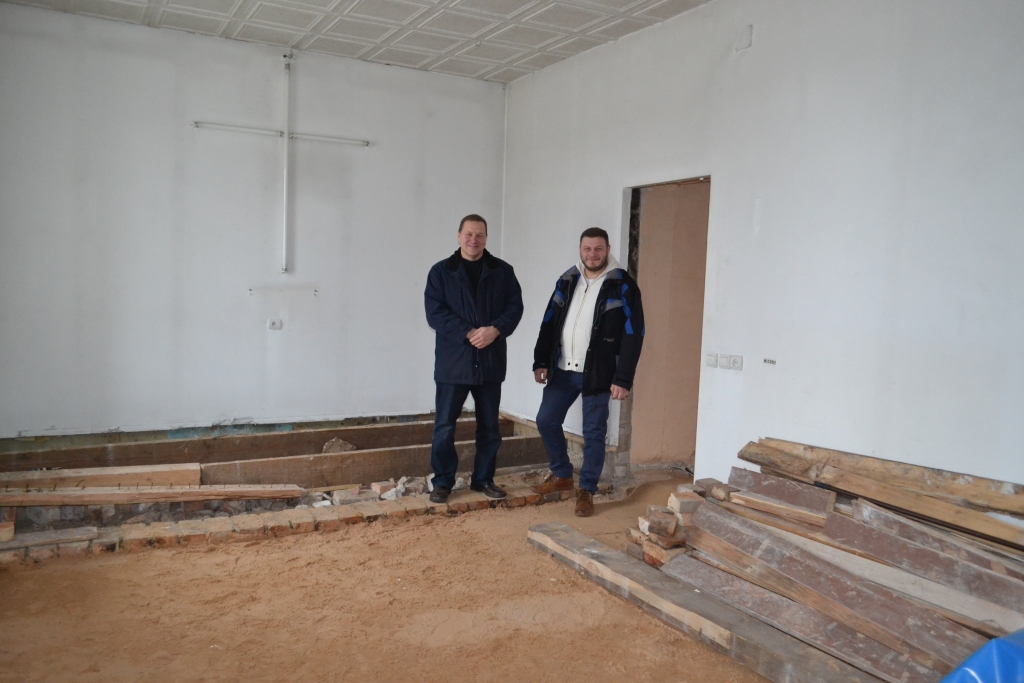 DARBA VĒL PIETIEK. Lai telpa iegūtu jaunu veidolu, vispirms jāizbūvē pamats — grīda, atzīst  Rūdolfs Kroičs (no kreisās) un Raivis Spēlītis.
Autors: Sandra Pumpure