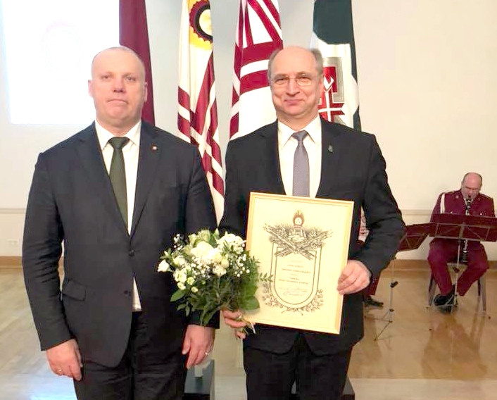 Aizkraukles novada domes priekšsēdētājs Leons Līdums (no labās) un aizsardzības ministrs Raimonds Bergmanis.
Autors: no Leona Līduma 