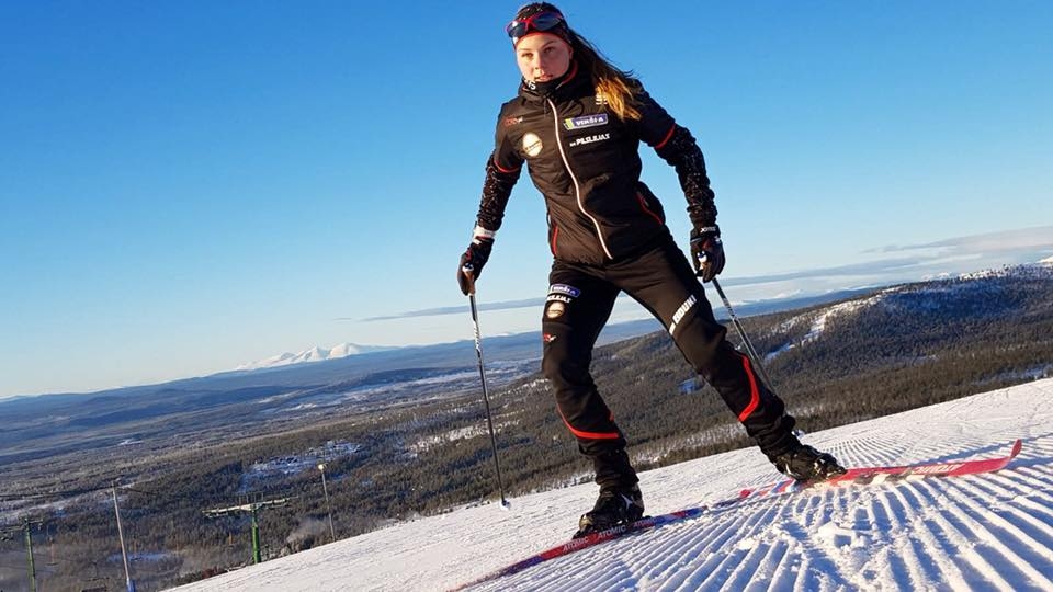 Olimpiskā kvalifikācija distanču slēpošanā sākās jau 2016. gada vasarā un noslēgsies pēc nedēļas. Katrai valstij ir garantēta pa vienai vietai dāmu un vīru konkurencē, bet, lai tiktu pie otrās ceļazīmes uz olimpiādi, kādam sportistam jātiek starp 300 labākajiem rangā. Patrīcija Eiduka pirms nedēļas tajā bija 237. pozīcijā.
Autors: no I. Bāča albuma