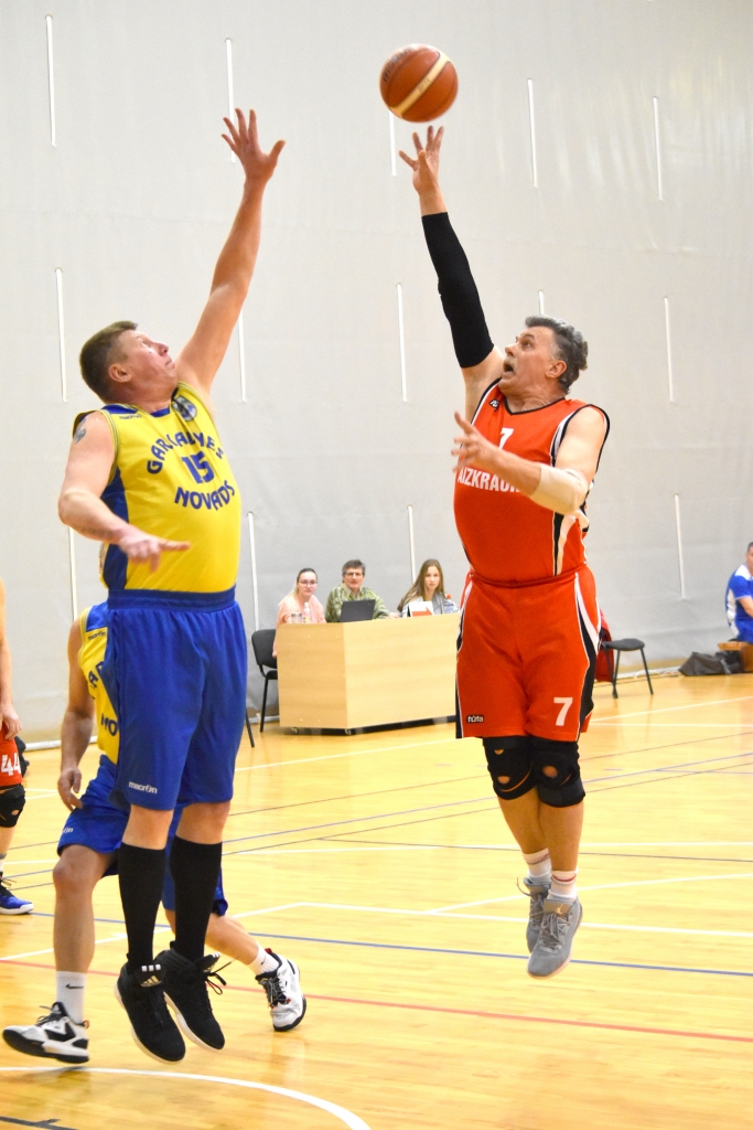 Viens pret vienu. Spēles pirmā ceturtdaļa starp Aiz­kraukles un Garkalnes basketbolistiem pagāja sīvā, līdzvērtīgā cīņā.
Autors: Ginta Grincēviča