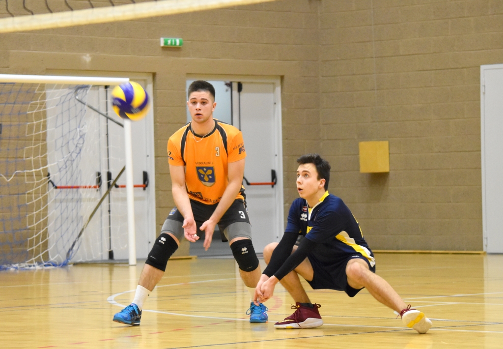 Jaunā volejbola paaudze. Koknesieši Edgars Glāznieks (no kreisās) un Matīss Krists Zaļais plecu pie pleca vienības “VK Aizkraukle” sastāvā.
Autors: Ginta Grincēviča