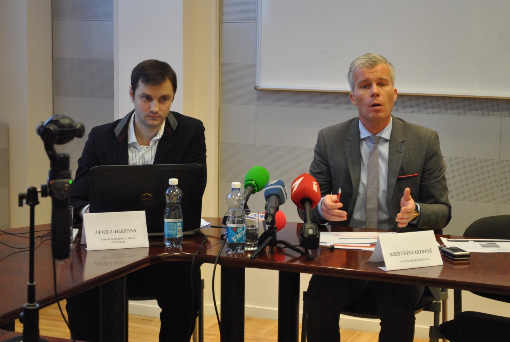 Pārmaiņas būs. ATD valdes priekšsēdētājs Kristiāns Godiņš un galvenais maršrutu plānotājs Jānis Lagzdonis stāsta par apstākļiem, kādēļ jāmaina sabiedriskā transporta maršrutu tīkls.
Autors: Imants Kaziļuns