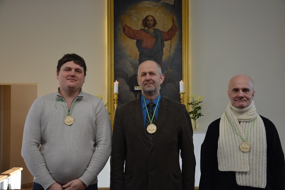 PATEICĪBAS DIEVKALPOJUMĀ atjaunotajā baznīcā jaunjelgavieši pateicās arī darbu veicējiem — SIA “VV Būvnieks” darbu vadītājiem Vilnim Dancim (no kreisās) un Valdim Biķerniekam, strādniekam Andrim Zīvertam.
Autors: Evita Lande