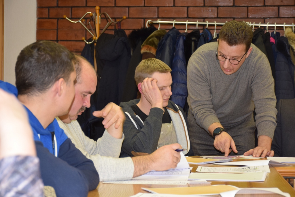 SIA “Sindas kaltes” projekta vadītājs Edmunds Bērziņš (no labās) publiskās apspriešanas sanāksmes dalībniekiem skaidro, kur būs plānotā kokmateriālu kalte un kā tās darbība ietekmēs apkārtējo vidi.
Autors: Agita Grīnvalde-Iruka