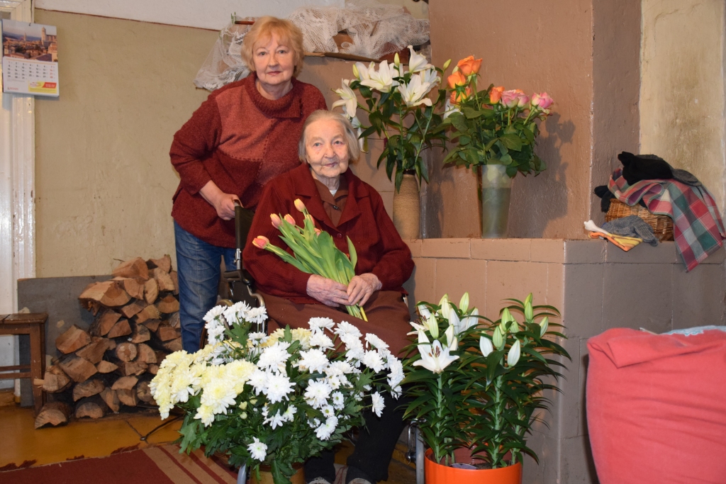 MĀTE UN MEITA. Jubilāre Velta Vitkovska kopā ar meitu Andu, kura nupat nosvinēja 70. dzimšanas dienu. “Laikam izskatā esmu mātes meita,” atzīst Anda.
Autors: autore