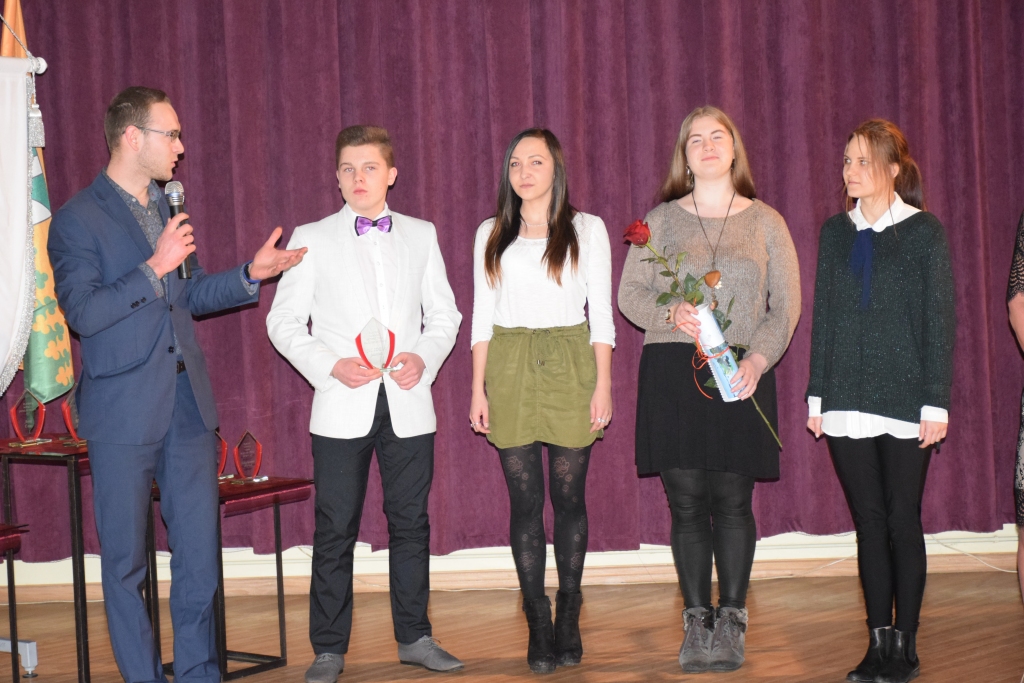 PALĪDZ BRĪVPRĀTĪGI — centra “Ideja” jaunieši ar vadītāju Sergeju Nikaļuku (no kreisās).
Autors: Sandra Pumpure