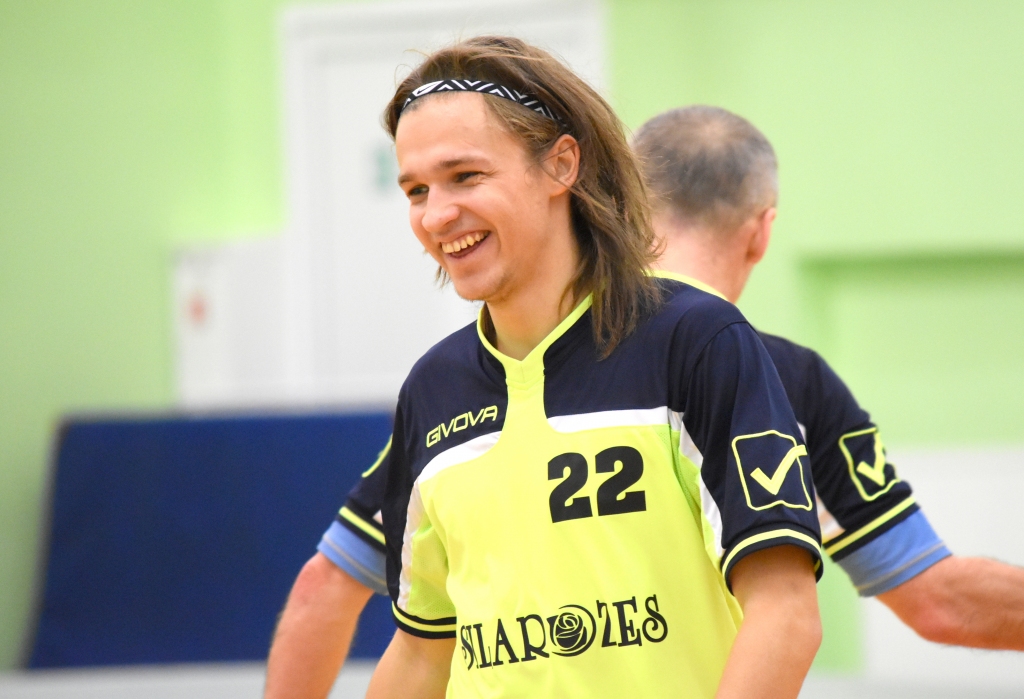 Kāds tēvs, tāds dēls. Tēva un dēla triumfs florbola laukumā — Aigars Stuglis un Ingars Sarmis Stuglis priecīgi pēc kārtējā vārtu guvuma.
Autors: Ginta Grincēviča