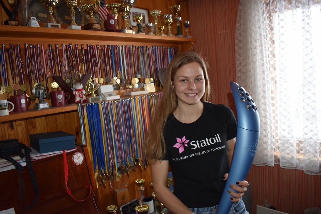 Olimpiskā ģimene. Bebrēniešu Eiduku ģimene cieši saistīta ar olimpiskajām spēlēm. Valts Eiduks Latviju distanču slēpošanā pārstāvēja olimpiādē Turīnā, savukārt viņa brālis Krists ieguva tiesības pārstāvēt Latviju Turīnas olimpiskās lāpas stafetē, nesot šo olimpisko simbolu. Šogad uz olimpiskajām spēlēm dodas viņa māsa Patrīcija (attēlā ar brāļa Krista nesto lāpu). Savukārt pirms diviem gadiem Eiropas jaunatnes olimpiādes atklāšanas ceremonijā Austrijā Latvijas karogu mūsu delegācijas priekšgalā nesa Ralfs.
Autors: Ginta Grincēviča