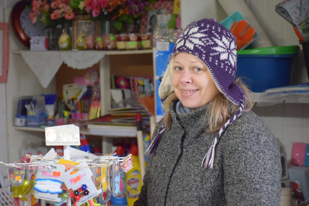 “Pārdevējai jābūt arī vietējam psihologam,” stāsta Sproģu uzņēmēja Iveta Muraška. Kurš pircējs jāuzklausa, kurš grib parunāties, kuram kaut kas jāiesaka, kāds jāpaaudzina.
Autors: Imants Kaziļuns