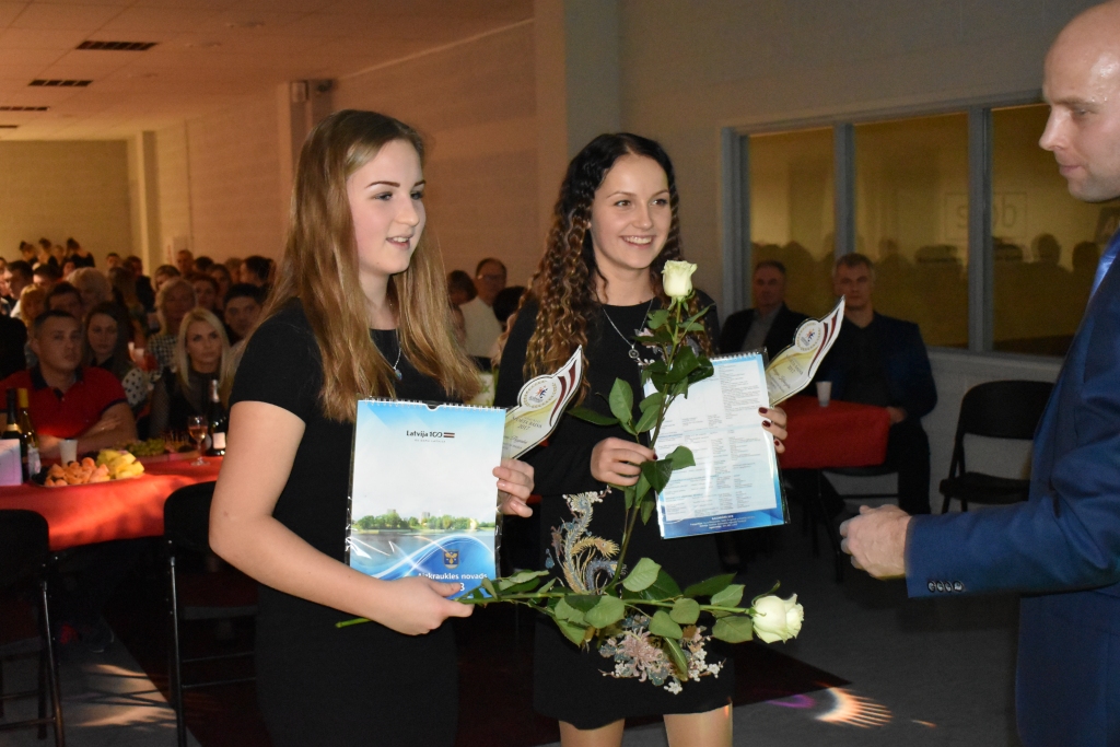 Čaklās skudriņas. Karmena Pozņiaka (no kreisās) un Patrīcija Kaln­ozola ne tikai sporto, bet arī palīdz sporta pasākumu organizēšanā.