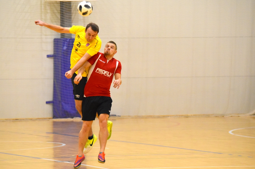 Lēcienā. Trešās kārtas spēlēs komandas cīnījās pašaizliedzīgi. Turnīra tabulas augšgalā atkal izvirzījušās trīs pašmāju vienības.
Autors: Ginta Grincēviča