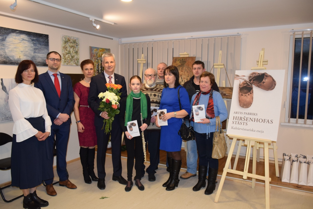 DAUDZ SMAIDU, ZIEDU UN ATMIŅU. Grāmatas autors Artis Pabriks (ceturtais no kreisās) kopā ar kundzi Undīni un Hiršenhofas pēctečiem kultūrvēsturiskās esejas “Hiršenhofas stāsts” atvēršanas svētkos Kokneses tūrisma informācijas centrā.
Autors: Evita Apiņa