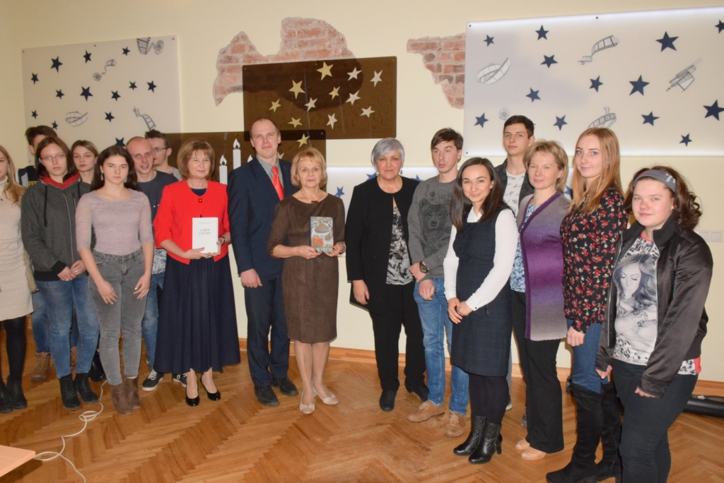 Svinīgi atklāta. Neretas novada uzņēmēju stipendijas atkāšanas pasākumā Neretas Jāņa Jaunsudrabiņa vidusskolas 12. klases audzēkņi kopā ar skolas direktori, skolotājiem un uzņēmējiem.