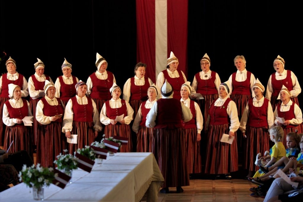 SENIORU SIEVIEŠU KORIS “BALTĀBELE”. Kolektīvs dibināts 1995. gadā, un no tā pastāvēšanas sākuma diriģente ir Edīte Aneraude. Korim ir savas tradīcijas, tas aktīvi koncertē ne tikai Skrīveros, bet arī visā Latvijā, un ir bijuši koncerti ārpus Latvijas robežām. Dziesmu un Deju svētkos koris piedalījies vairākkārt.