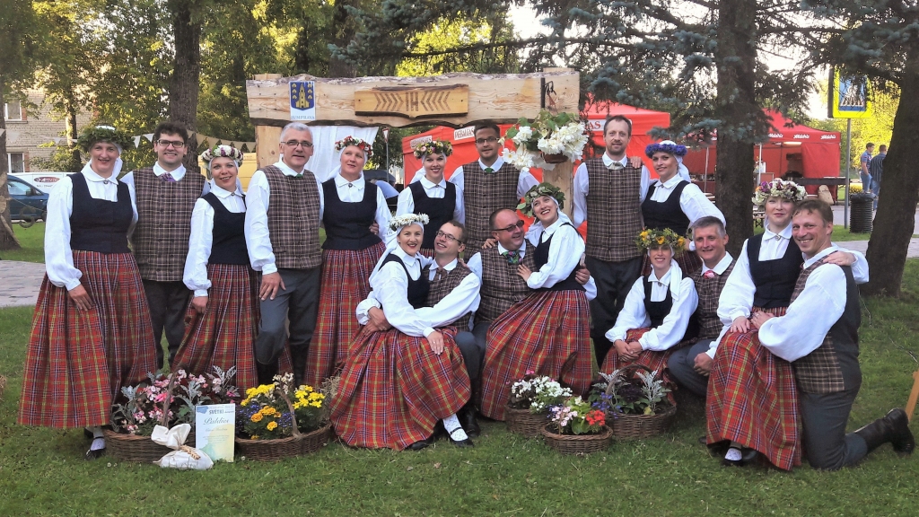 LATVIJAS SVĒTKI IR ARĪ MŪSU SVĒTKI. Mēs ar prieku šiem svētkiem dāvāsim rūpīgi un ar mīlestību izdejotu Latvijas simtgades deju programmu.