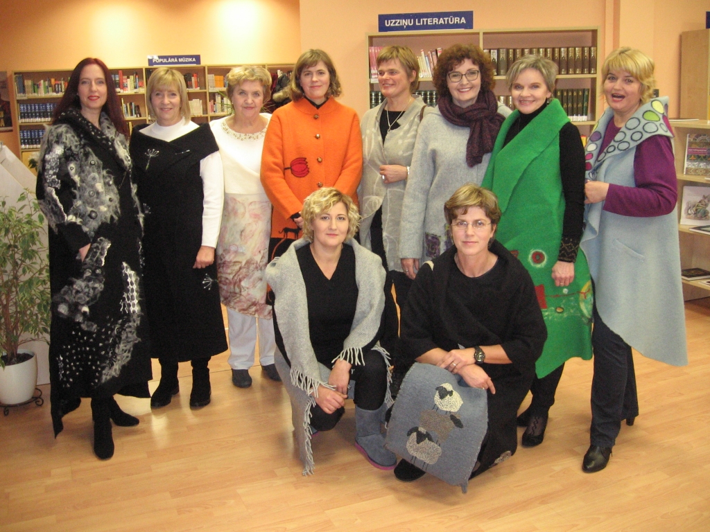 KRĀŠŅAS UN PAMANĀMAS. Tekstilstudijas “Putnukalns” dalībnieces pašu radītajos krāšņajos tērpos.