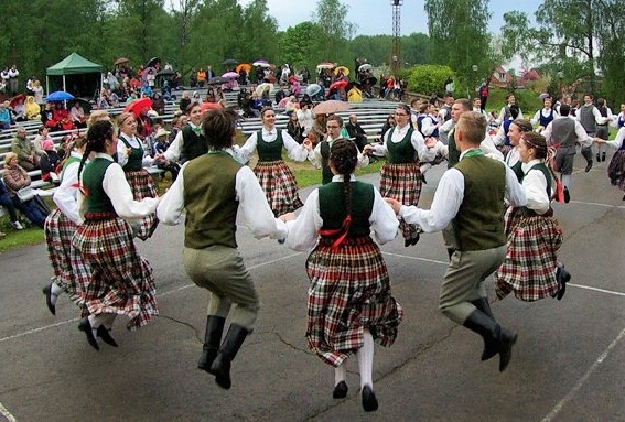 “SUSURIŅI”. Jauniešu deju kolektīvs šobrīd intensīvi gatavojas deju skatei.